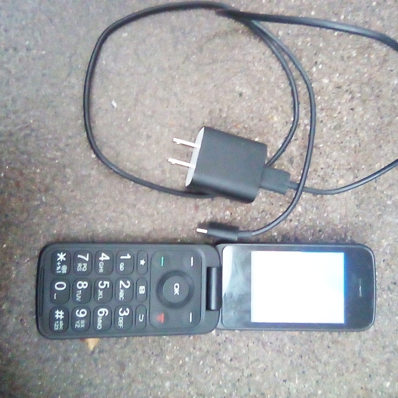 T4O8DL is the model trac phone flip phone compatible with SafeLink wireless - Picture 4 of 4